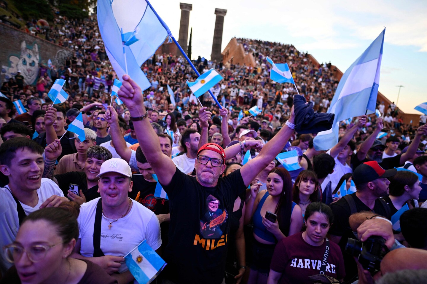 Partidarios del presidente argentino Javier Milei asisten al acto de cierre de campaña del partido Libertad Avanza antes de las próximas elecciones legislativas en Rosario.