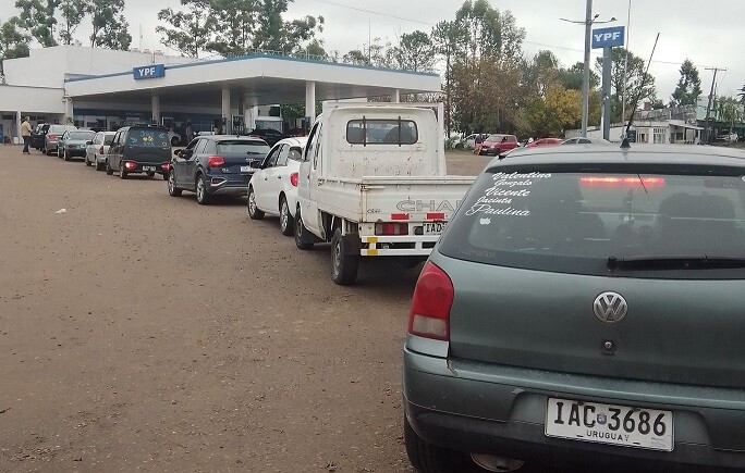 Cola de autos para cargar nafta en Colón: todos uruguayos.