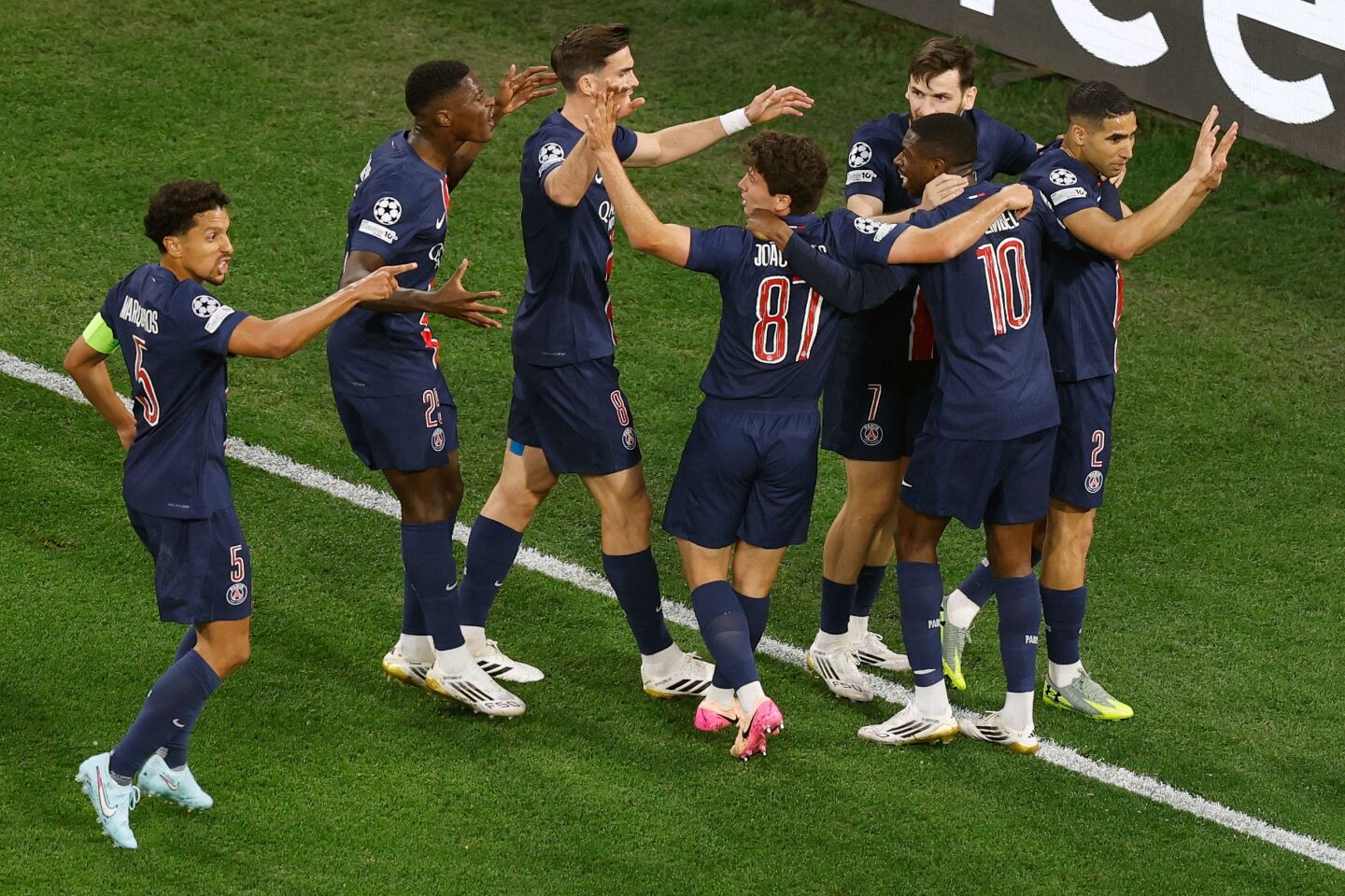 Achraf Hakimi celebra el gol.