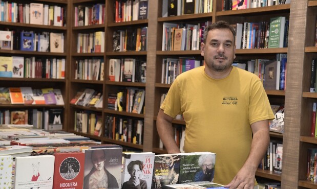 Alejandro Lagazeta, Escaramuza, librería y café