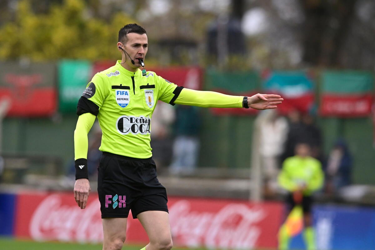 Matonte dejó más dudas que certezas en Racing vs. Boston River: dos penales polémicos y en uno lo salvó el VAR