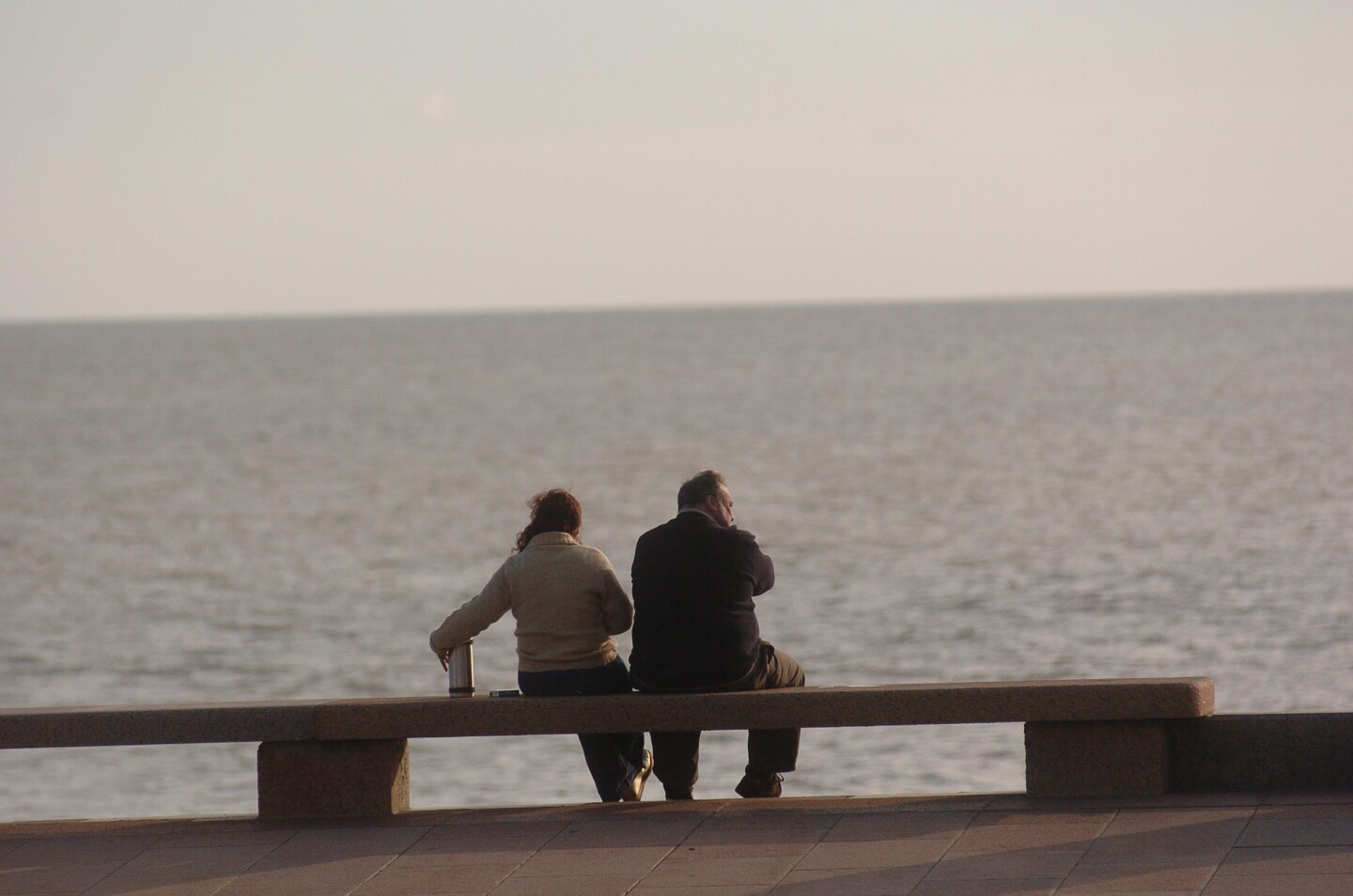 Personas disfrutando de un feriado en Montevideo.