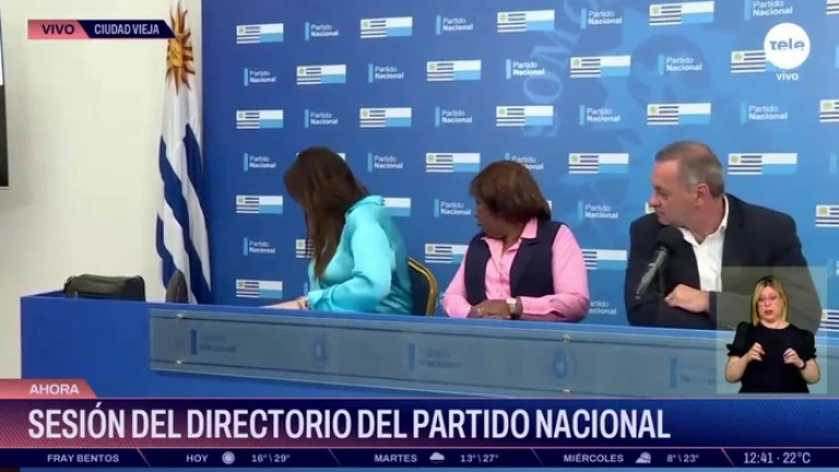 Carlos Moreira se cae durante una conferencia del Directorio del Partido Nacional.