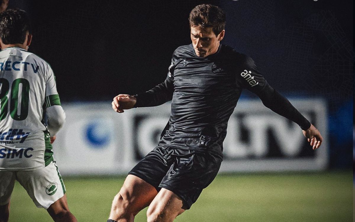 Santiago Romero disputa la pelota en el partido entre Plaza Colonia y Danubio en el Estadio Suppici.