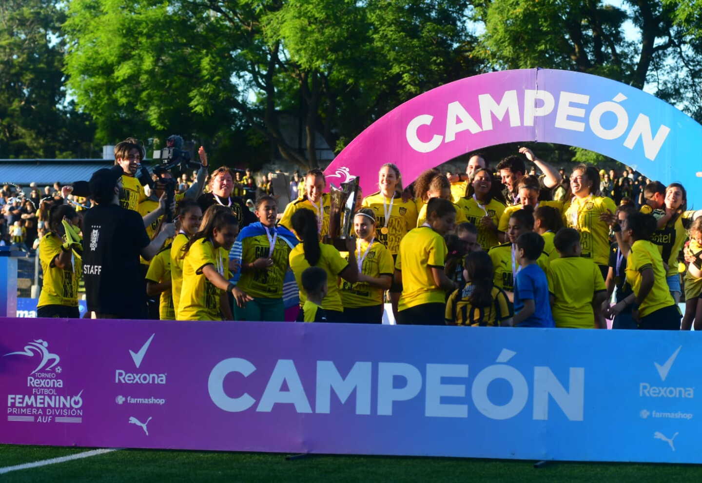 Wendy Carballo celebra el gol anotado en el clásico Nacional vs. Peñarol de fútbol femenino.