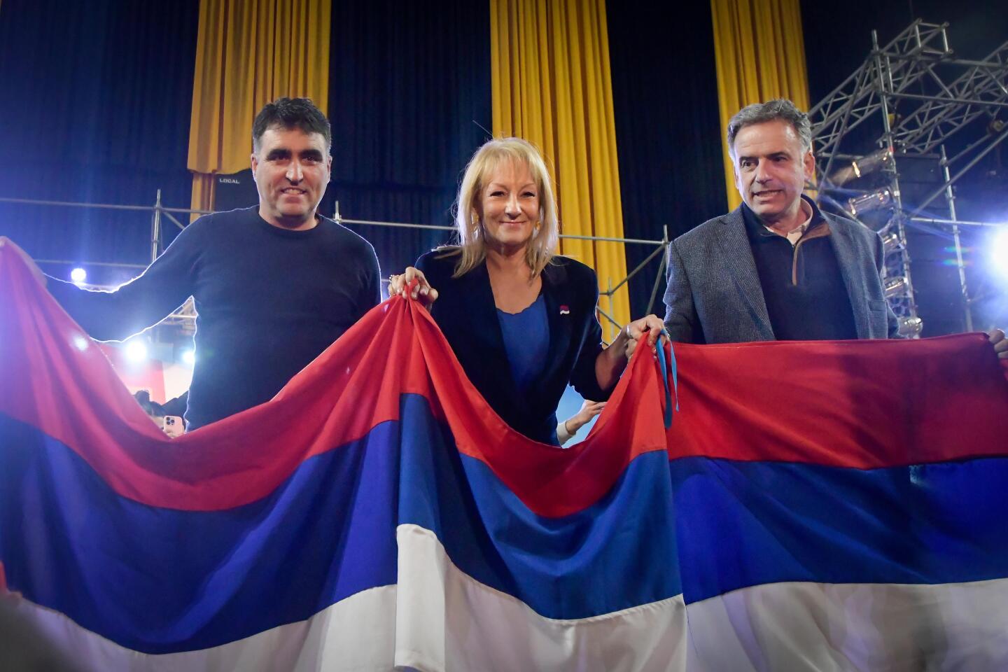 Andrés Lima, Carolina Cosse y Yamandú Orsi en el cierre de campaña del Frente Amplio de las internas en el Palacio Peñarol. 