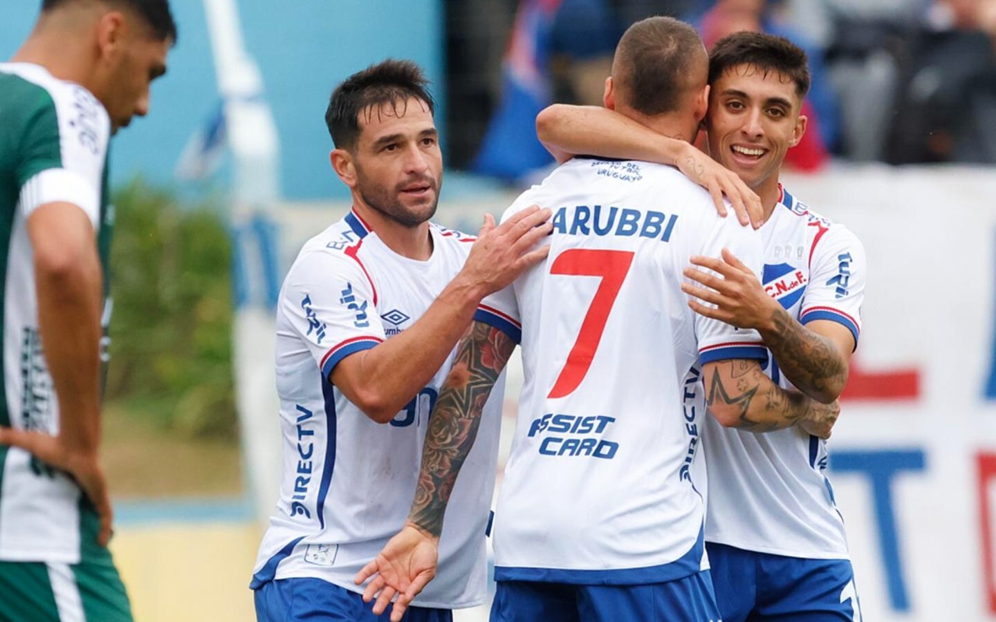Nicolás Lodeiro, Nicolás López y Bruno Arady festejan uno de los goles de Nacional en el amistoso ante Plaza Colonia.