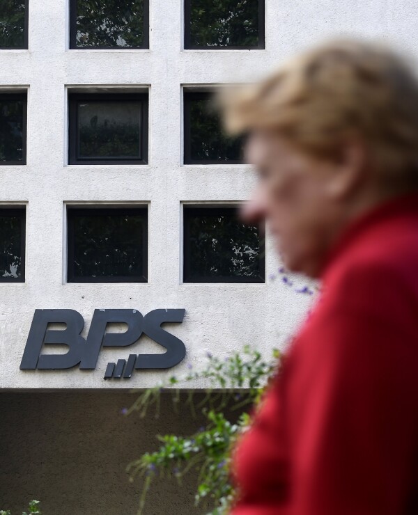 Mujer mayor frente la sede del Banco de Previsión Social (BPS).