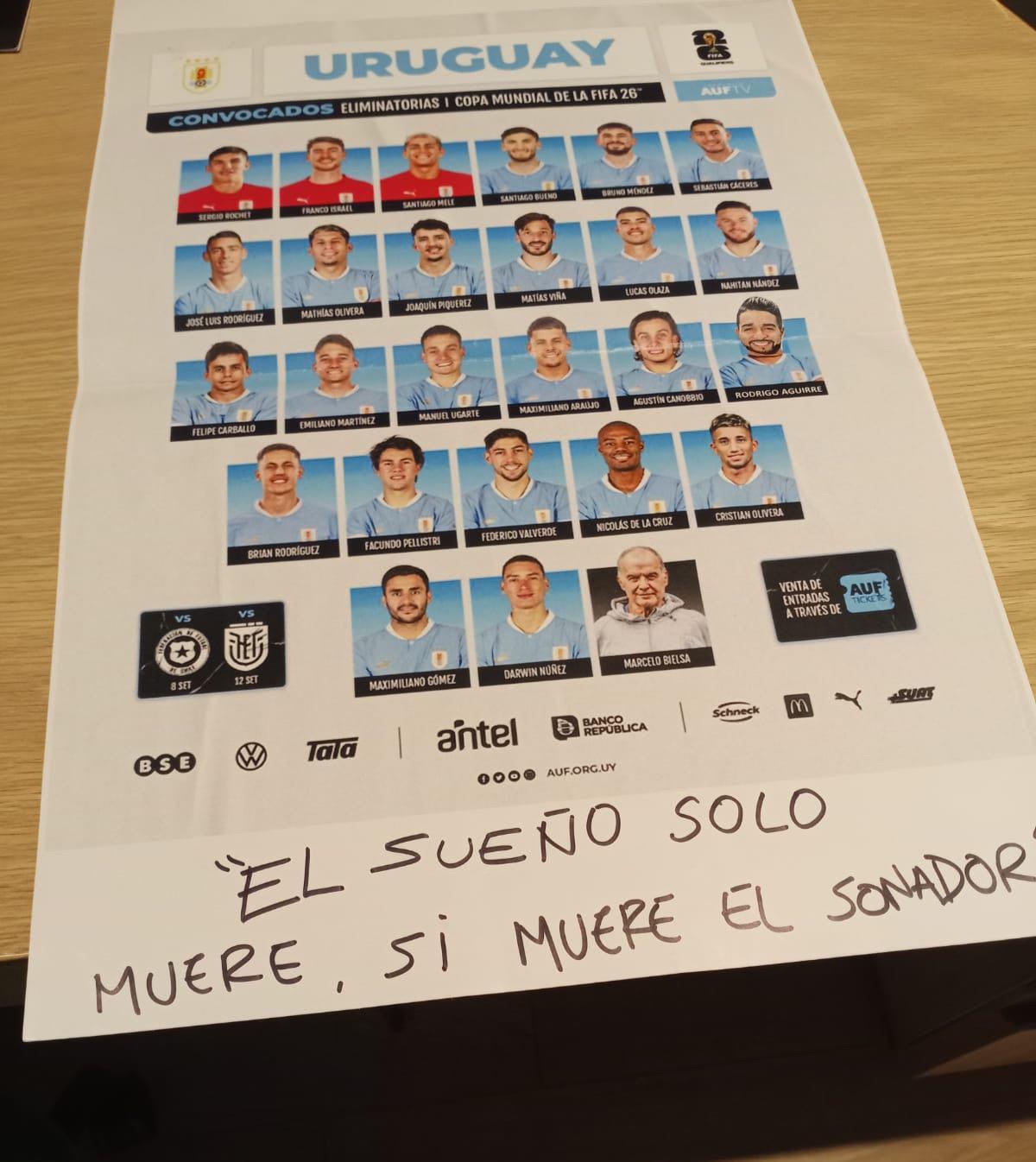 La foto de la edición de Micaela en la que se percibe la cara de Rodrigue Aguirre en una lista pasada de la selección uruguaya.