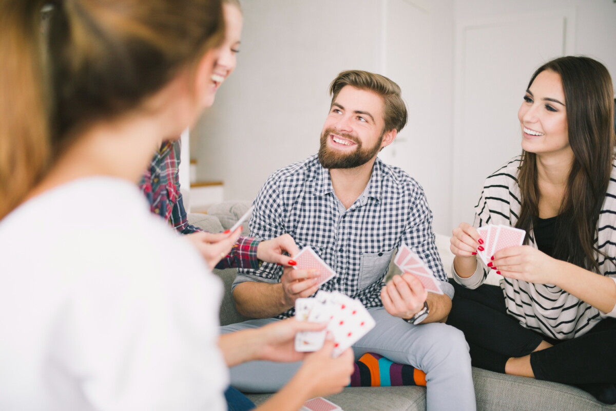 Amigos se reúnen a jugar a las cartas.