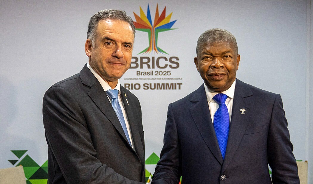Orsi junto al presidente de Angola y de la Unión Africana, João Lourenço.