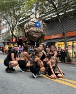 Muñeco con estrella de David durante la marcha del 8M en Montevideo. Foto: Valentina Schwedt