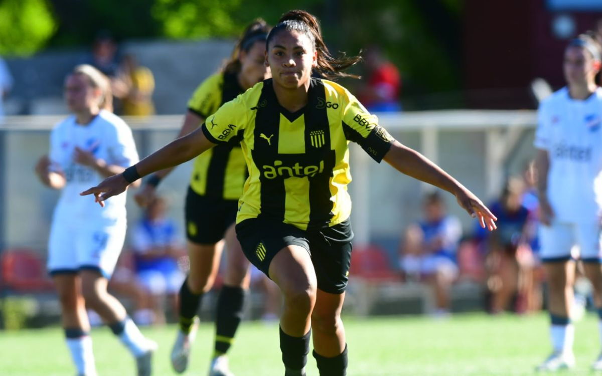 Wendy Carballo celebra el gol anotado en el clásico Nacional vs. Peñarol de fútbol femenino.