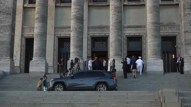Gritos contra el presidente Yamandú Orsi tras su llegada al Palacio Legislativo 