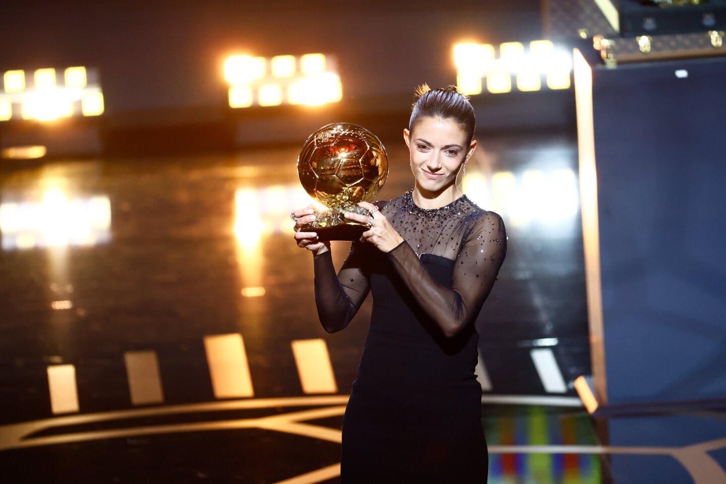 Aitana Bonmatí con el Balón de Oro femenino 2023