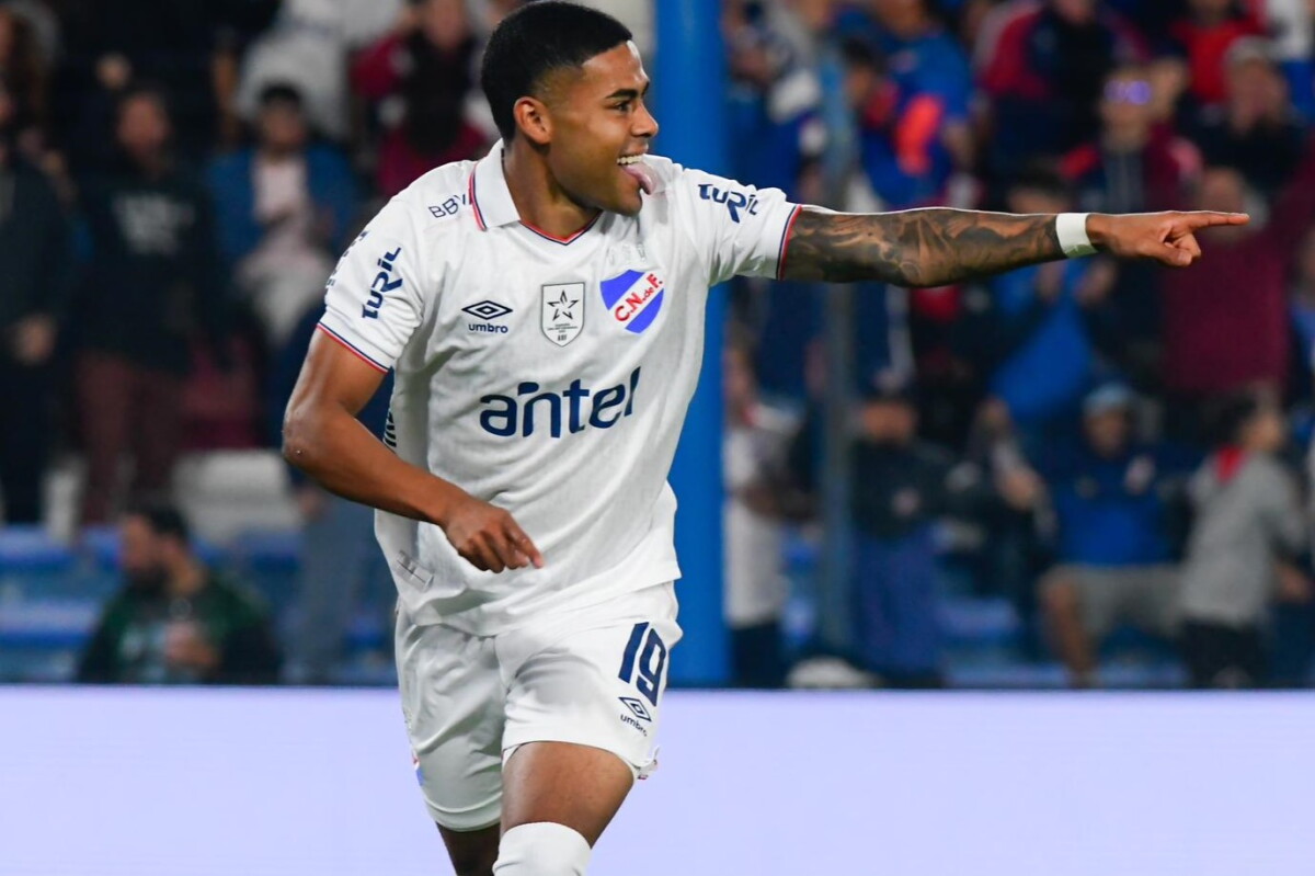 Juan Cruz de los Santos celebra su gol ante Cerro Largo.