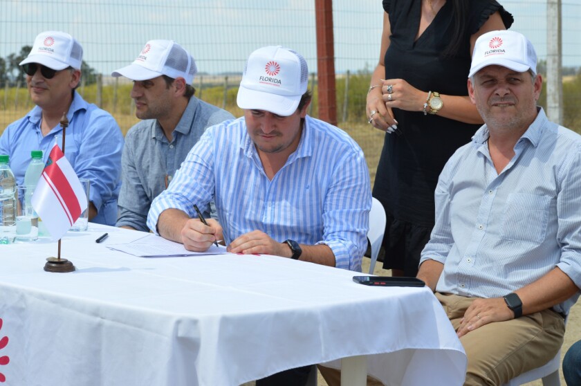 Con la presencia del Intendente de Florida Ing. Guillermo López, Secretario General de la comuna, Dr. Marcos Pérez, el Alcalde Cr. Luis Oliva y Gerente de la empresa Germán Álvarez, se firmó el contrato de renovación de la ruta 40.