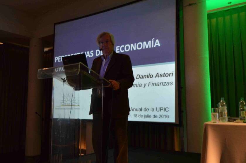 Conferencia de Danilo Astori, Ministro de Economia, en la jornada anual de la Unidad de Produccion Intensiva de Carne (UPIC), en el salon Egeo, corresponsales Paysandu 20160818, foto Daniel Rojas