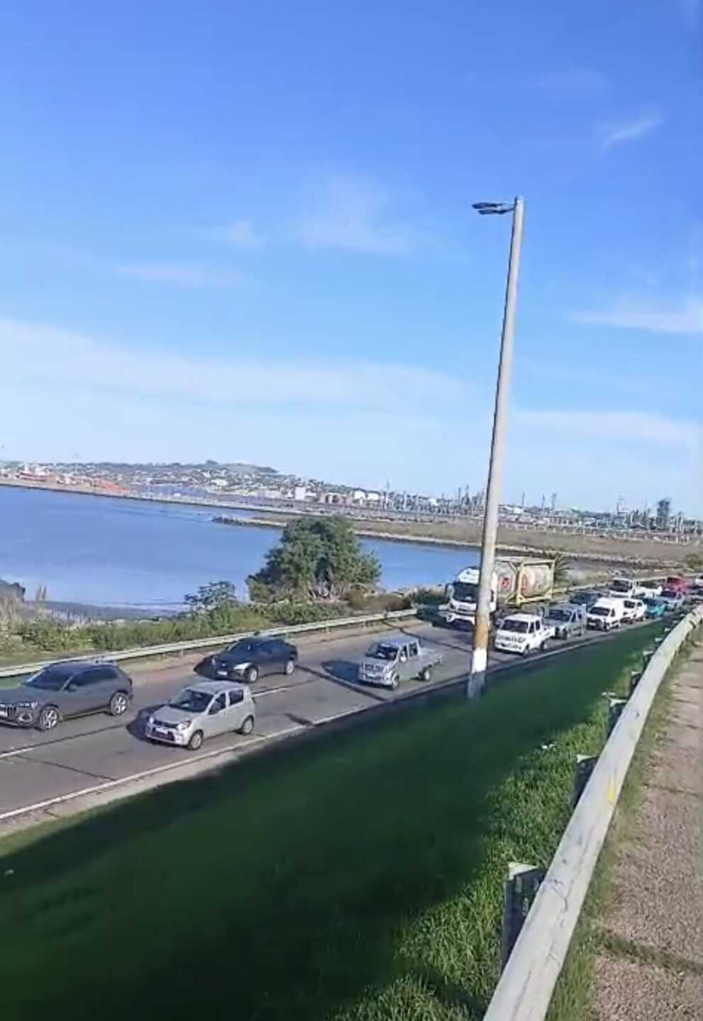 Tránsito obstruido por un siniestro de tránsito en los accesos a Montevideo este lunes 12 de mayo de 2025.
