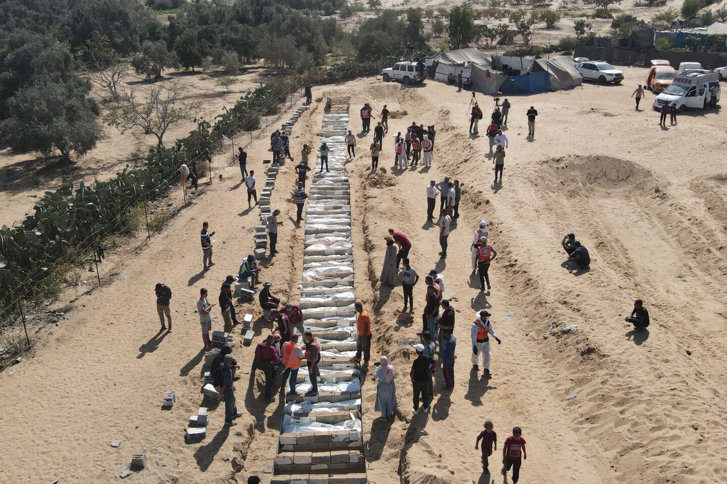 Esta vista aérea muestra a palestinos enterrando 54 cuerpos no identificados en un cementerio de Deir al-Balah, en el centro de la Franja de Gaza, el 22 de octubre de 2025