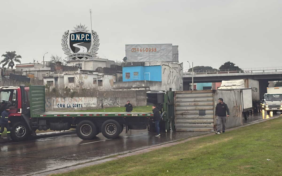 Una zorra de un camión volcó en los acceso a Montevideo.
