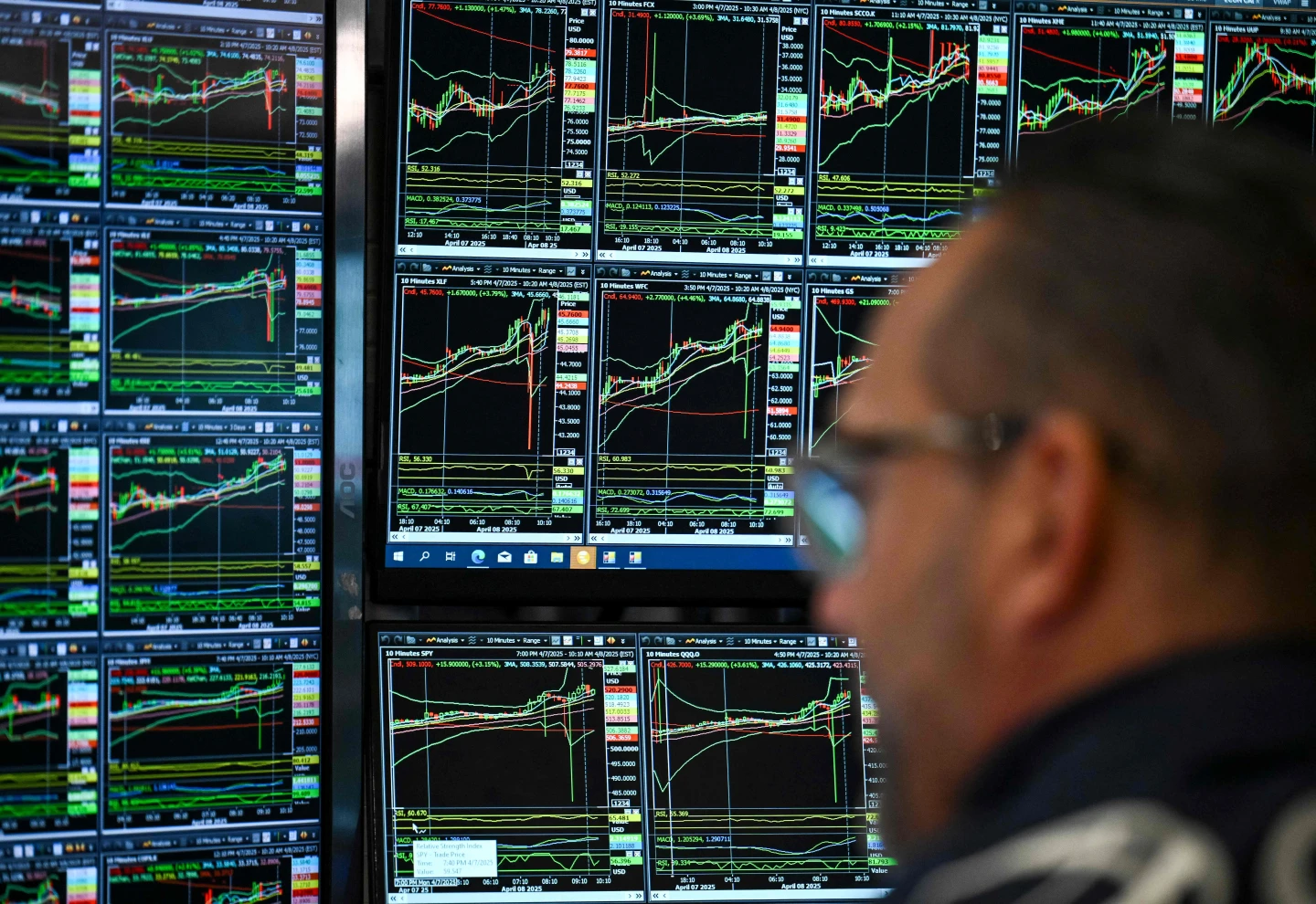 Un comerciante trabaja en el piso de la Bolsa de Valores de Nueva York (NYSE) en la campana de apertura