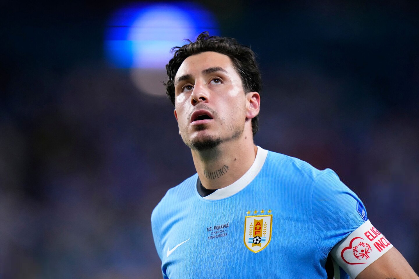 José María Giménez con la cinta de capitán de Uruguay