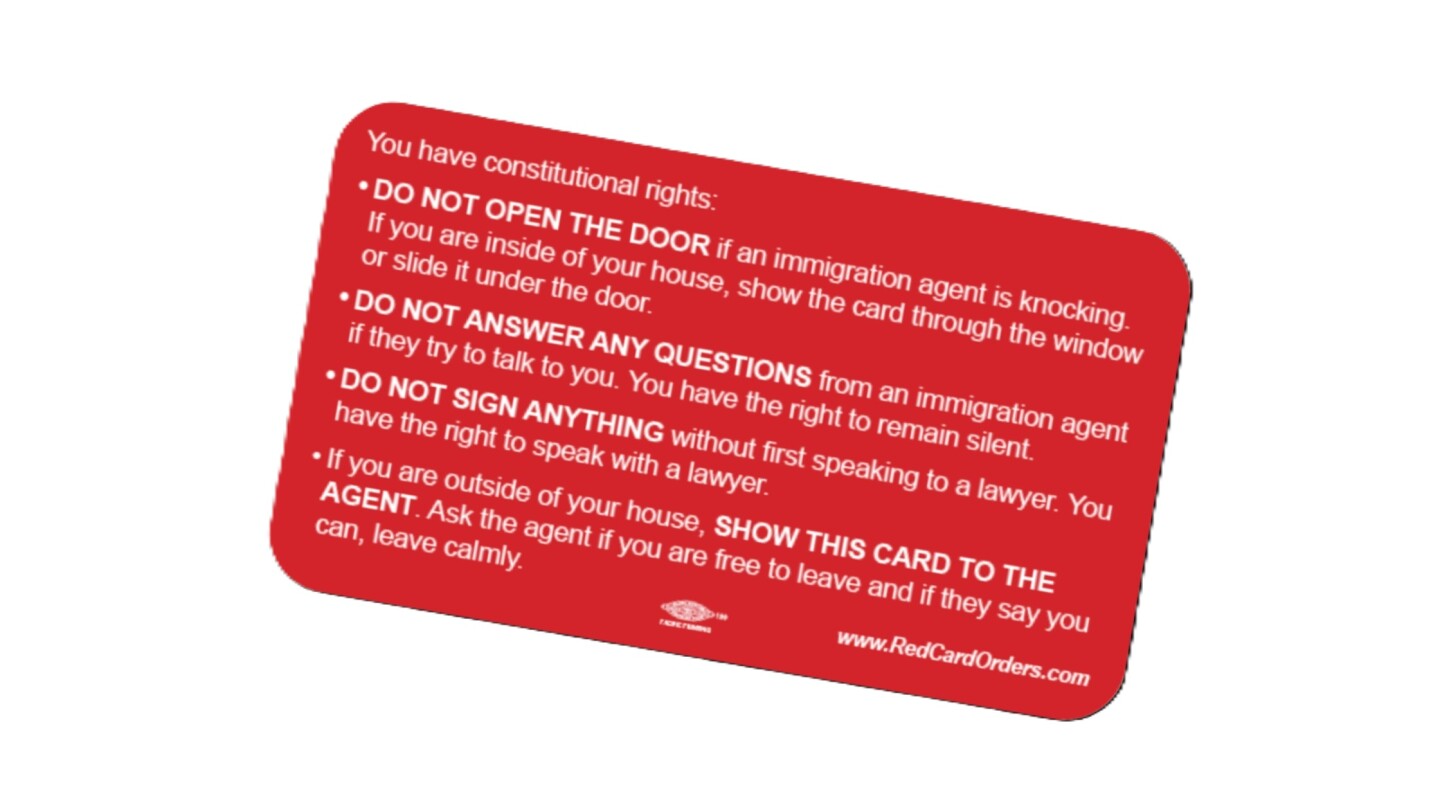 Tarjeta roja que protege a migrantes de ICE en Estados Unidos.