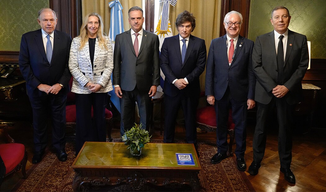 Yamandú Orsi y Javier Milei en la cumbre del Mercosur.