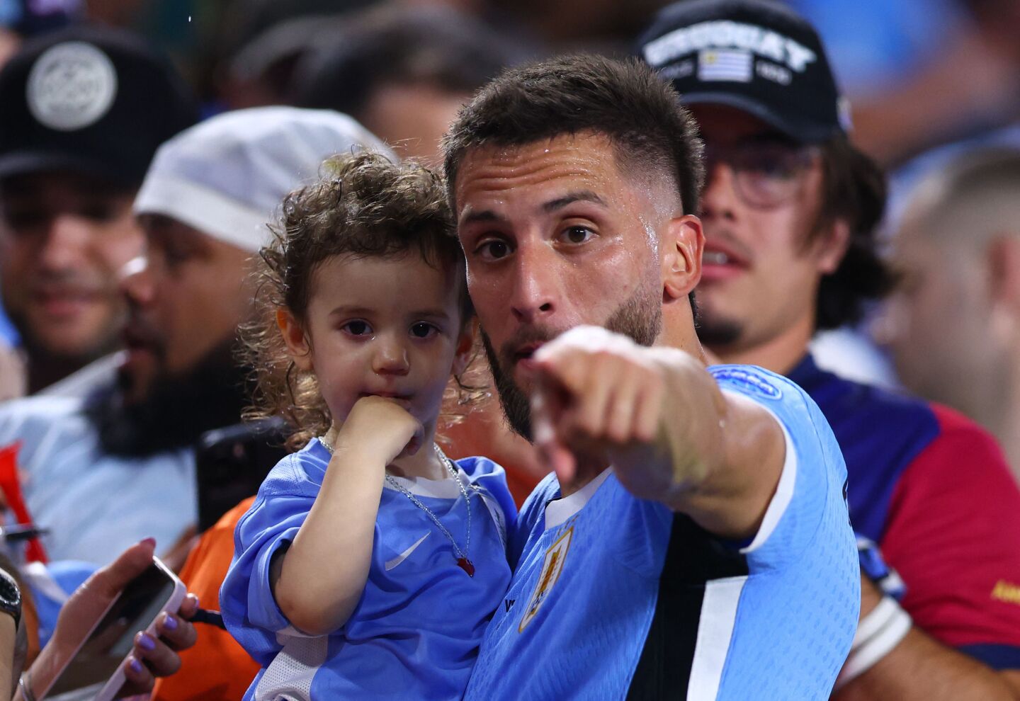 Rodrigo Bentancur festeja junto a su hija la victoria de Uruguay ante Panamá en el debut de la Celeste en la Copa América.