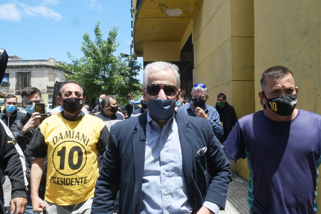 Damiani llegando a votar al Palacio Peñarol.