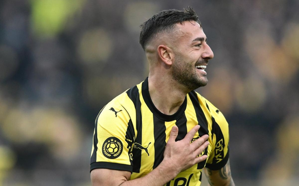 Facundo Batista celebra el gol anotado en el partido entre Peñarol y Fénix.