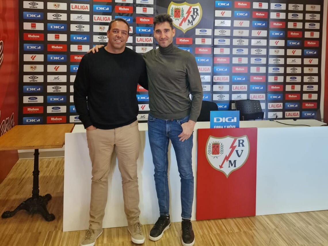 Ignacio Ruglio junto con David Cobeño, director deportivo del Rayo Vallecano, en las instalaciones del club español. 