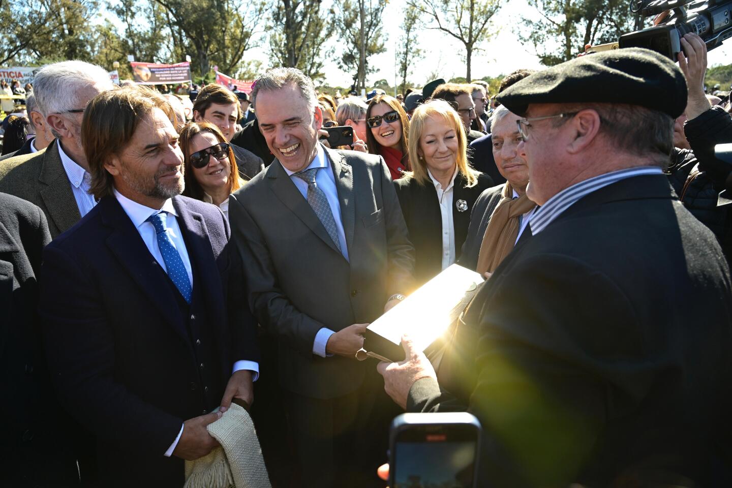 El expresidente Luis Lacalle Pou, el presidente Yamandú Orsi, en el festejo por el Bicentenario de la Independencia.