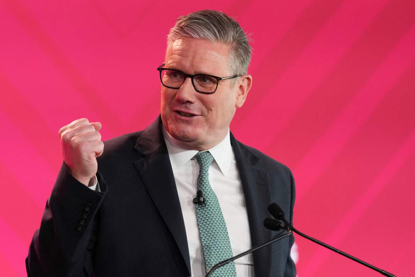 El primer ministro británico, Keir Starmer, habla en una cumbre de la sociedad civil en Londres.