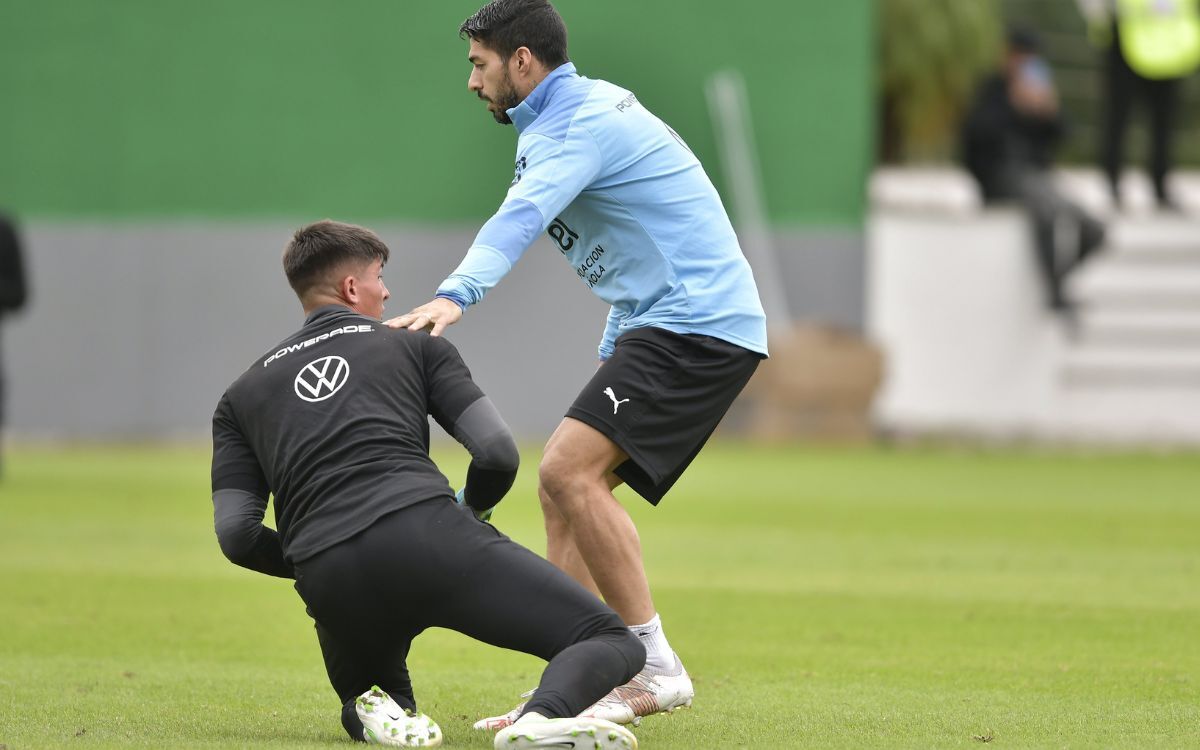 Sergio Rochet y Luis Suárez defendiendo a la selección uruguaya.