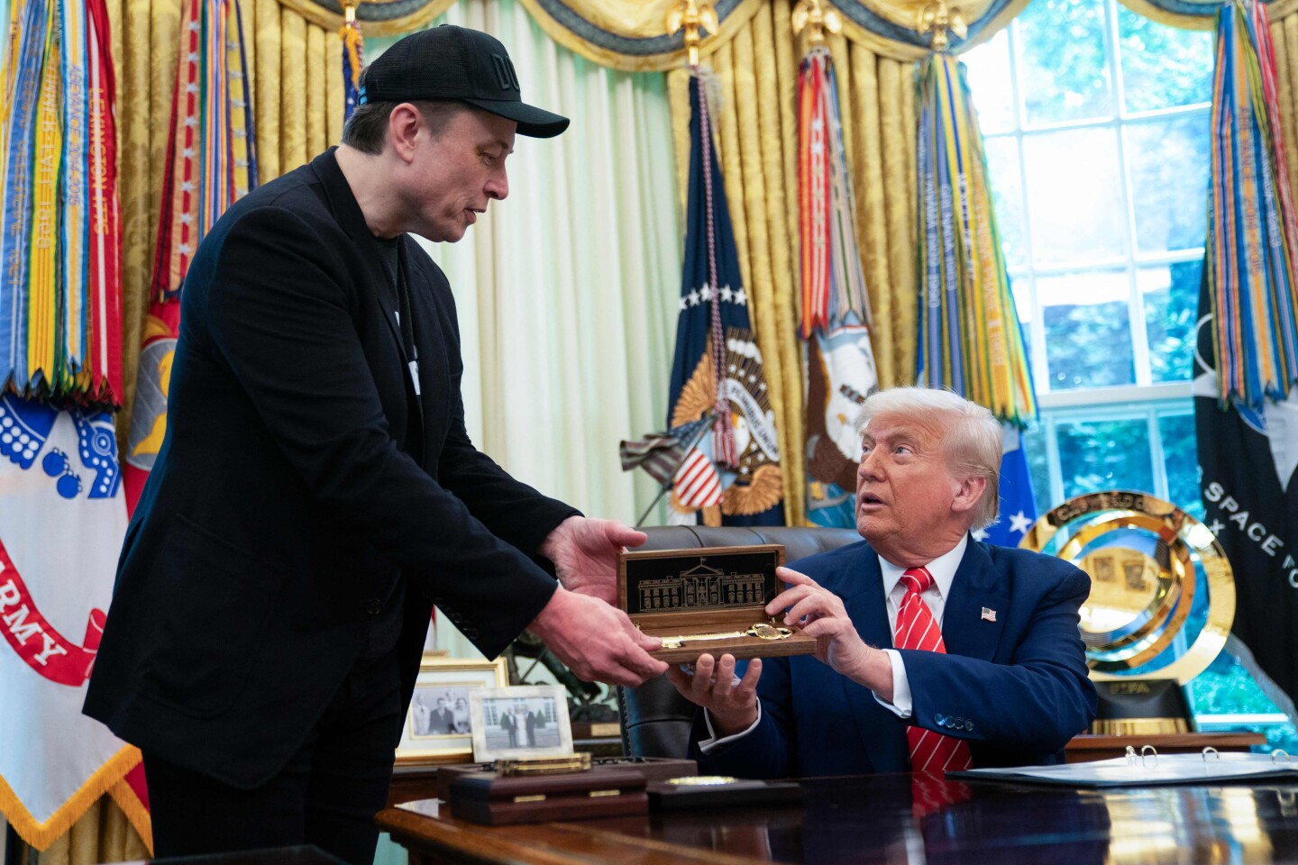 El presidente de Estados Unidos, Donald Trump, le entrega a Elon Musk una "llave de la Casa Blanca"