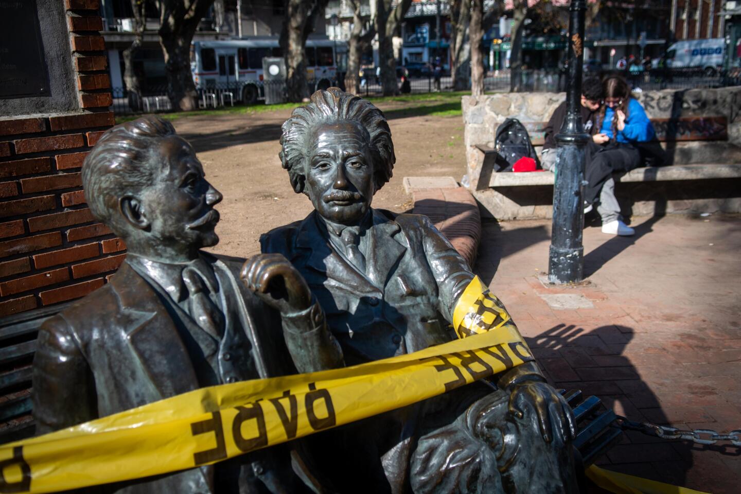 Robaron el brazo de Albert Einstein de escultura ubicada en la Plaza de los Bomberos.