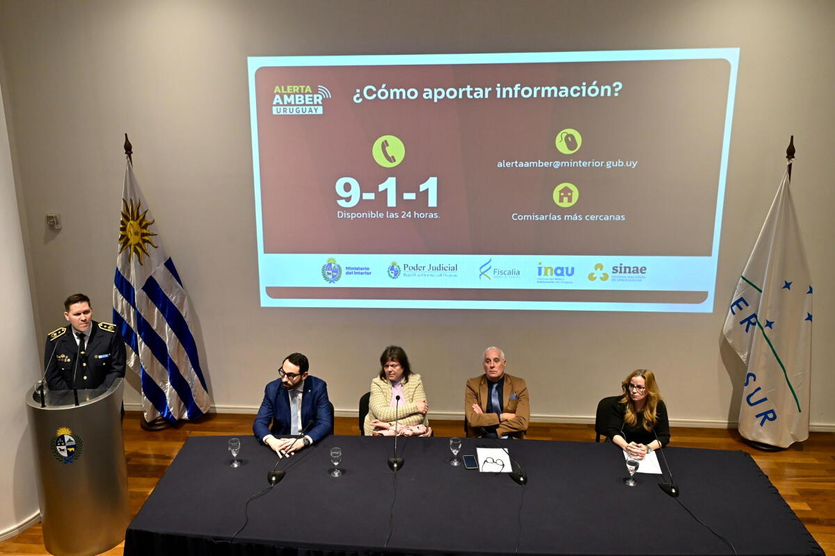 Autoridades durante la presentación de la Alerta Amber Uruguay.