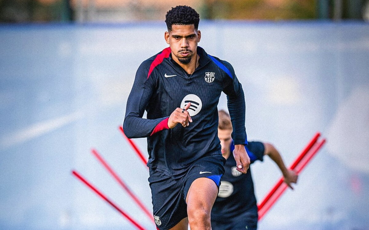 Ronald Araujo volvió a hacer parte del entrenamiento con sus compañeros de Barcelona.