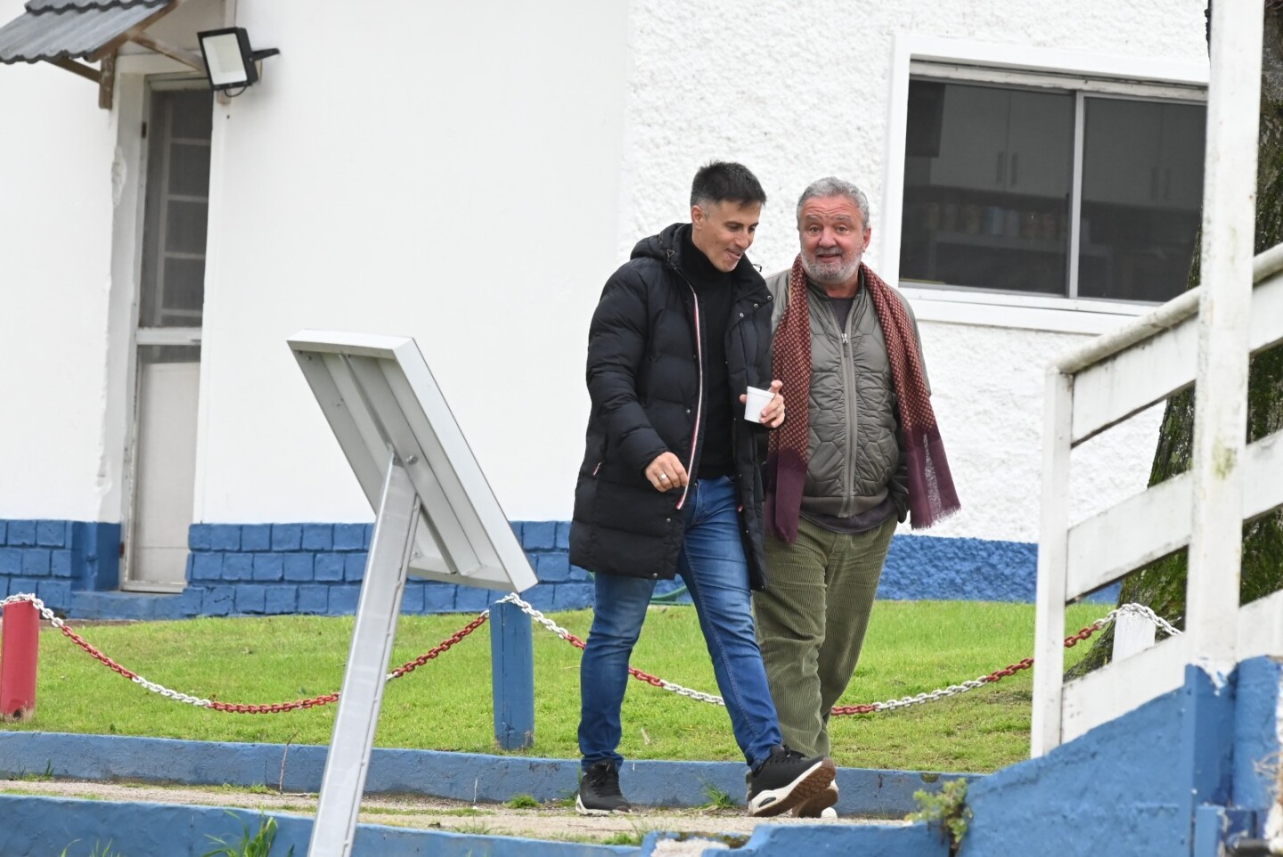 El entrenador Pablo Peirano junto al dirigente Alex Saul.