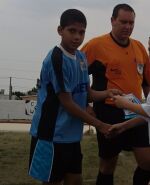 Ronald Araujo defendiendo la camiseta de la selección de Rivera.
