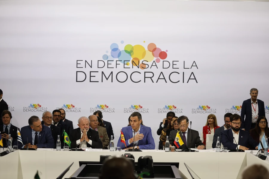 Pedro Sánchez interviene al inicio de la IV Cumbre en Defensa de la Democracia
