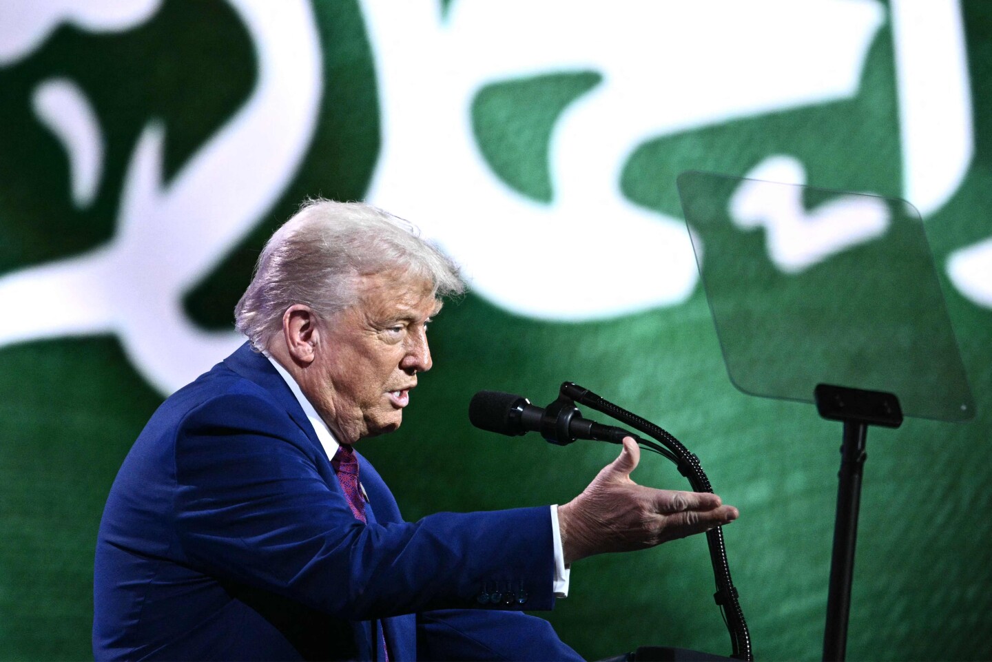 El presidente de Estados Unidos, Donald Trump, habla en foro de inversión en el Centro de Conferencias Rey Abdul Aziz.