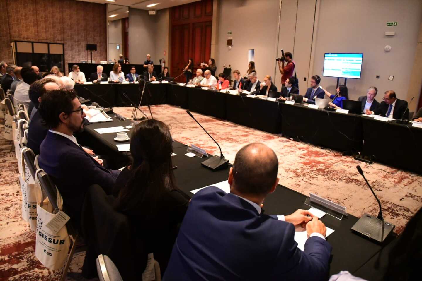 Firma de acuerdo de interconexión eléctrica.