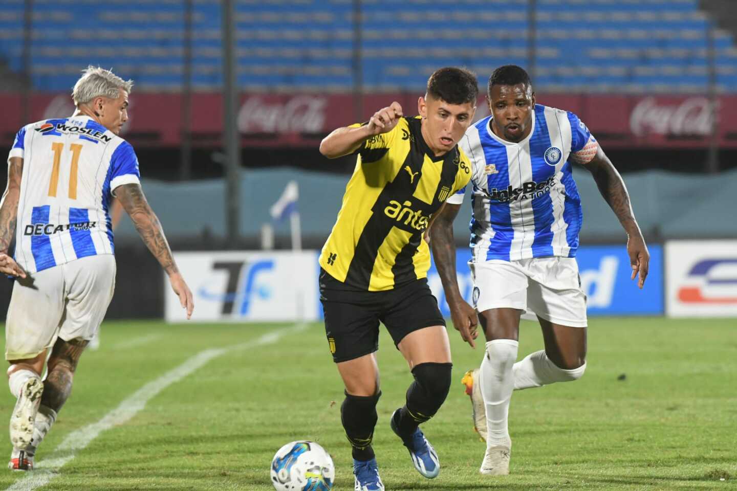 Ignacio Sosa con la pelota en el juego entre Cerro Largo y Peñarol.