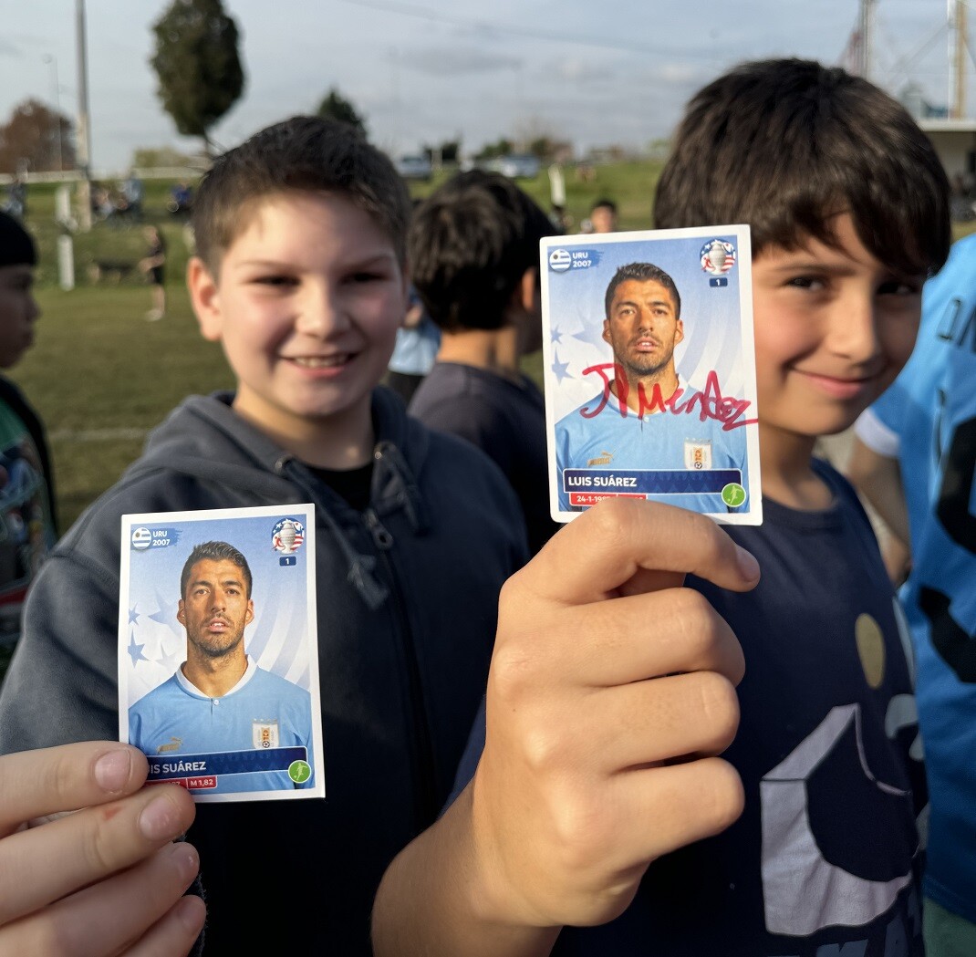 Dos de los niños que firmaron su figurita para el álbum que hoy tiene Luis Suárez en su museo.