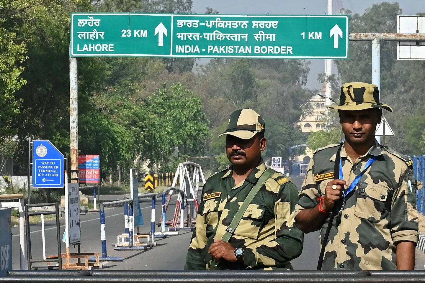 Soldados de la Fuerza de Seguridad Fronteriza de la India (BSF) hacen guardia en la entrada del puesto fronterizo entre India y Pakistán