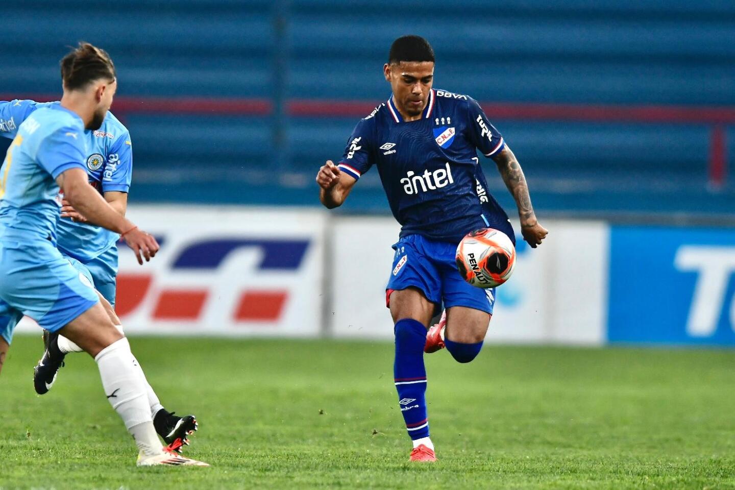 Juan Cruz de los Santos en su debut en Nacional.