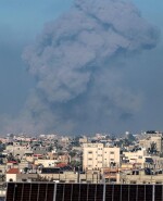 Bombardeo contra un edificio sacudió ayer la capital siria, Damasco.